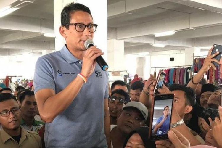 Sandiaga Salahuddin Uno berdialog dengan pedagang dan pengunjung Pasar Lima Marelan, Medan, Sumatera Utara, pada Minggu (16/9/2018).