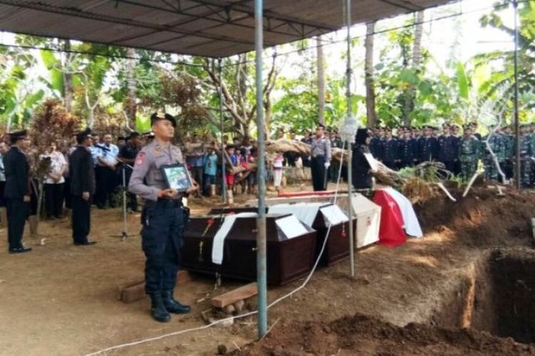 Situasi prosesi upacara pemakaman keempat korban kecelakaan karambol di Plelen, Kabupaten Batang, Kamis (13/7/2017). 
