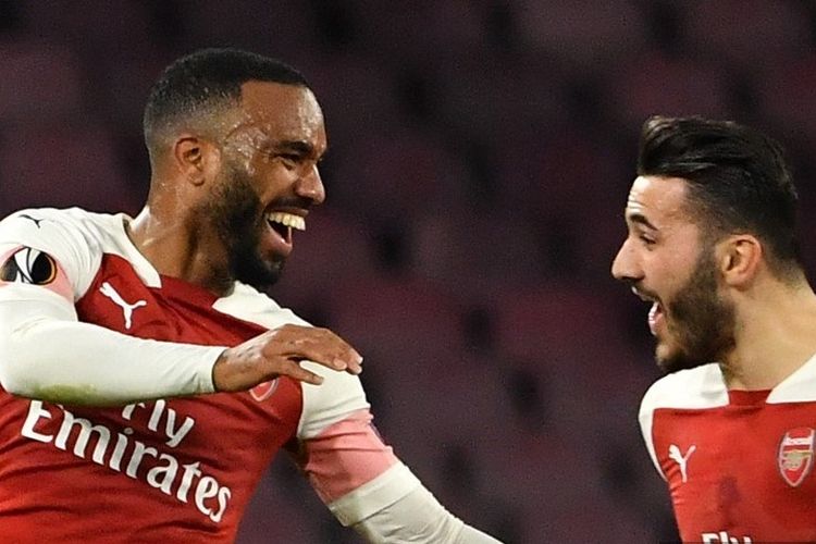 Striker Arsenal Alexandre Lacazette (kiri) merayakan gol dengan Sead Kolasinac dalam pertandingan leg kedua perempat final UEFA Europa League, Napoli vs Arsenal, pada 18 April 2019 di Stadion San Paolo di Naples.