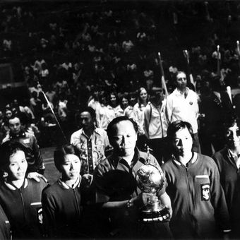 Regu Piala Uber Indonesia yang merebutnya dari tangan Jepang, para pemain dari kiri ke kanan Theresia Widiastuty, Imelda Wiguna, Utami Dewi, Sumarsono (team manager), Regina Masli, Taty Sumirah dan Minarni.