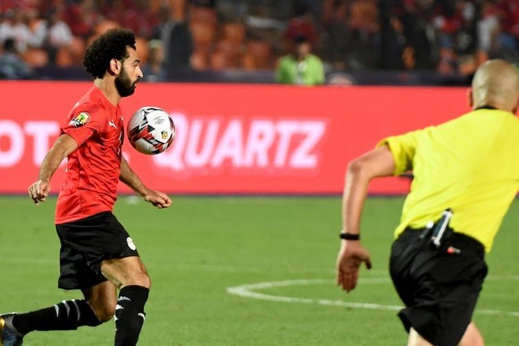 Mohamed Salah tengah mengontrol bola dengan dadanya pada pertandingan Mesir vs Rep Demokratik Kongo dalam fase grup Piala Afrika 2019 di Kairo, 26 Juni 2019. 