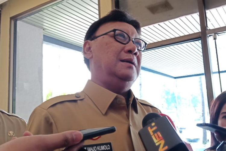 Menteri Dalam Negeri Tjahjo Kumolo memberikan keterangan kepada wartawan di Ancol, Jakarta Utara, Selasa (16/10/2018).