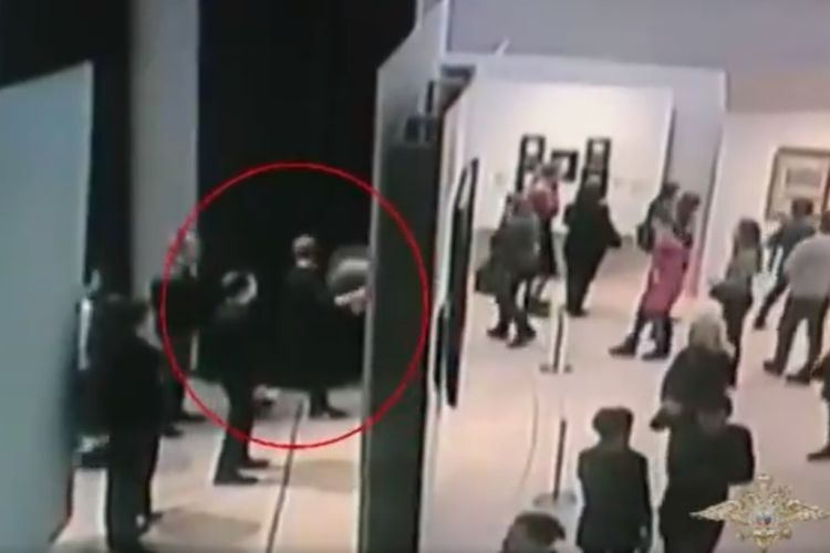 Tangkapan layar rekaman aksi pencurian sebuah lukisan di tengah pameran di Rusia, yang sedang ramai pengunjung.