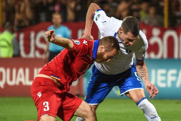 Varazdat Haroyan menjaga Andrea Belotti dalam pertandingan Armenia vs Italia pada kualifikasi Euro 2020 di Yerevan, 5 September 2019. 