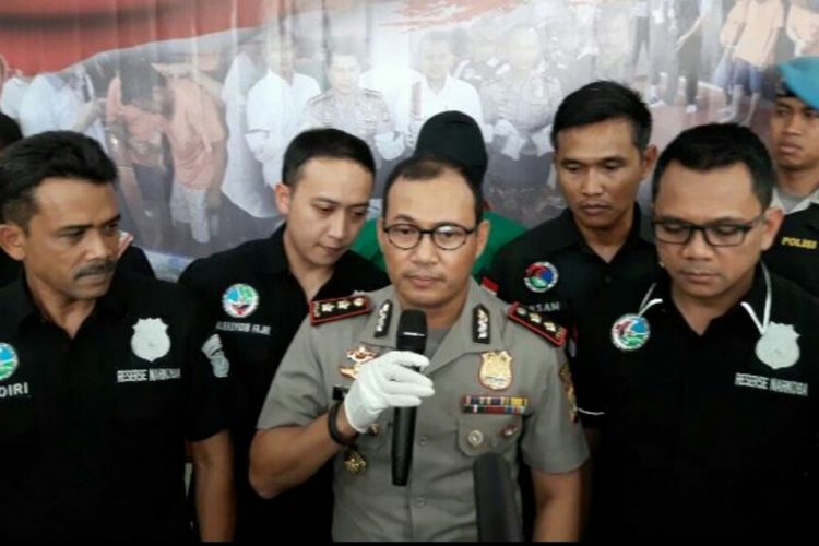Wakil Kepala Polres Metro Jakarta Barat AKBP Hanny Hidayat saat merilis kasus penangkapan EYL, Kamis (28/9/2017).