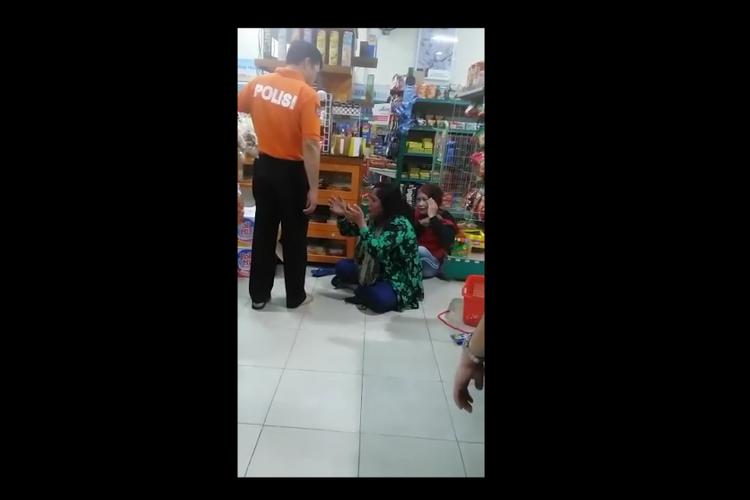 Foto pelaku pencurian diinterogasi pemilik toko di Pangkal Pinang, Kamis (12/7/2018)
