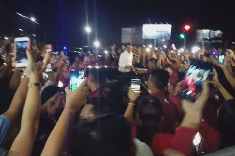 Jokowi turun menyapa warga di Jalan AA Maramis dan Jalan Ring Road II, Manado, Sulawesi Utara, Minggu (31/3/2019).