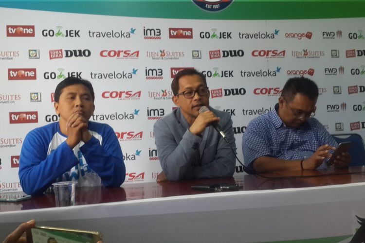 Aji Santoso (tengah) bersama General Manajer Arema FC Ruddy Widodo (kanan) saat konferensi pers pengunduran dirinya sebagai pelatih Arema FC di Kantor Arema FC, Senin (31/7/2017).