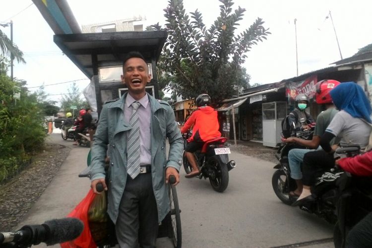 Rinto, tukang bakso di Makassar, Sulawesi Selatan, yang keliling mendorong gerobaknya menjajakan bakso dengan berpakaian ala direktur atau pegawai kantoran.