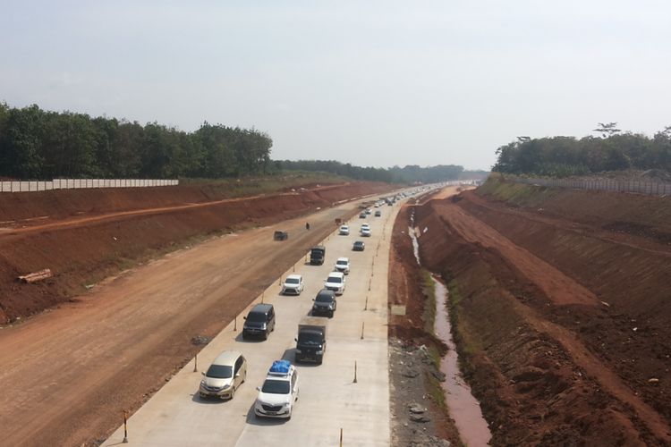 Arus lalu lintas kendaraan di tol fungsional Batang-Semarang yang padat merayap 5 kilometer menjelang titik keluar ke jalan raya di titik keluar Grinsing, tak jauh dari proyek pembangunan Jembatan Kalikuto, Batang-Kendal, Rabu (13/6/2018).