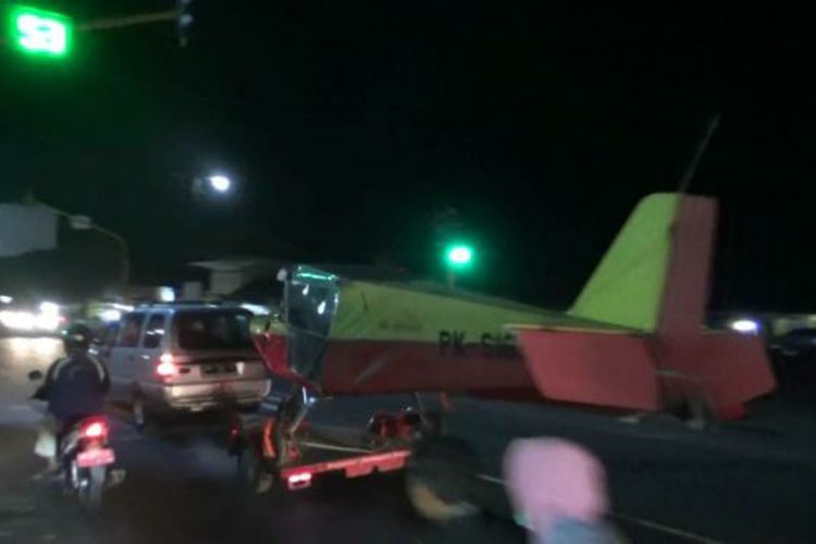 Pesawat yang Jatuh di Dusun Gading, Playen, Gunung Kidul, Yogyakarta, dibawa dengan cara ditarik menggunakan mobil ke arah Yogyakarta pada Selasa (4/9/2018) malam