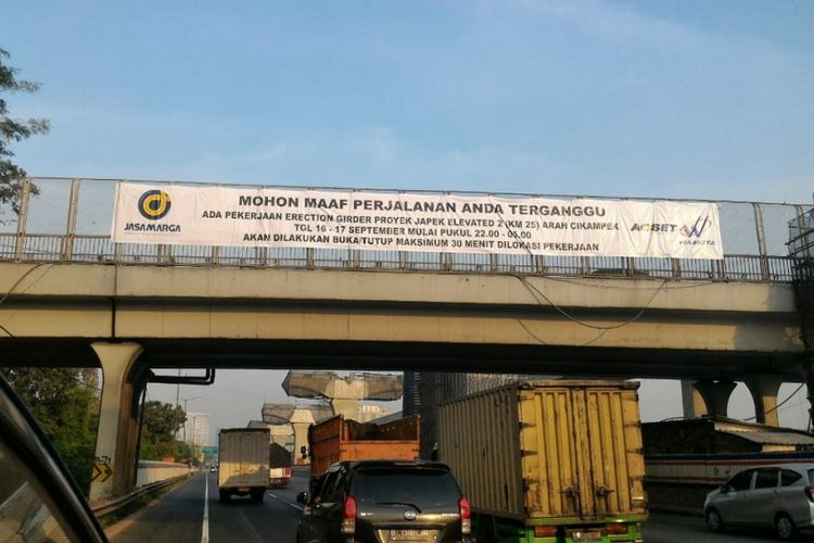 Pemberitahuan mengenai pemasangan steel box girder di Jalan Tol Jakarta-Cikampek.