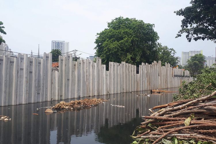 Pemasangan dinding turap atau sheetpile sepanjang 1.900 meter di sisi kanan dan kiri aliran Kali Sentiong, Kemayoran, Jakarta Pusat ditargetkan selesai pada pertengahan Desember 2018. Foto diambil Selasa (13/11/2018).