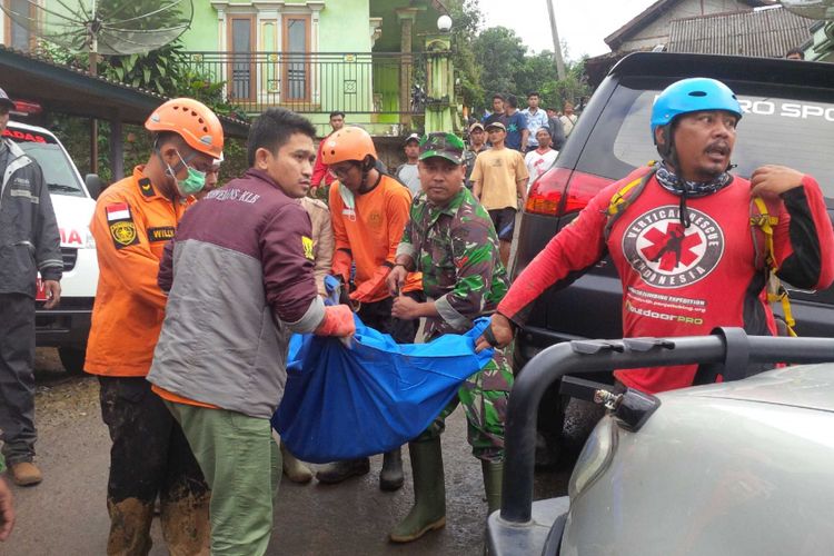 Proses evakuasi korban bencana longsor di Cisolok, Sukabumi, Jawa Barat, Selasa (1/1/2019).