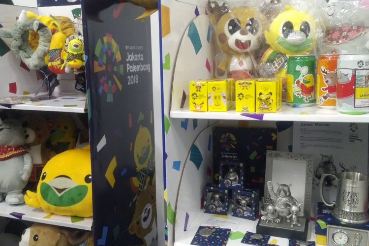 Sejumlah produk merchandise Asian Games 2018. Gambar diambil pada Rabu (30/5/2018).