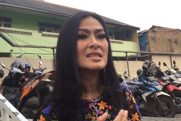 Iis Dahlia dalam wawancara seusai mengisi sebuah program TV di Gedung Trans, Mampang Prapatan, Kamis (26/7/2018).