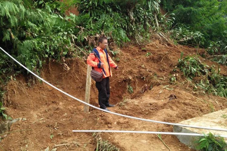 Kepala Seksi Kedaruratan BPBD Kabupaten Sukabumi Eka Widiaman saat meninjau lokasi tanah longsor di Kecamatan Nagrak, Sukabumi, Jawa Barat, Jumat (7/12/2018).