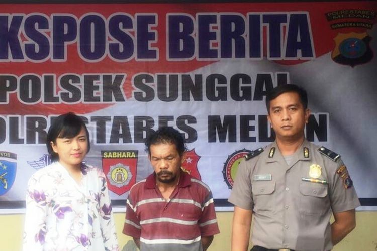  R Simatupang (50), paman yang tega menghamili keponakannya hingga hamil saat diamankan polisi, Kamis (26/10/2017)