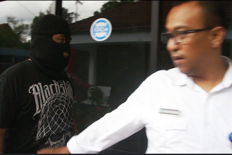SB alias K, oknum pegawai Kejaksaan Tinggi (kiri) saat digelandang di kantor Badan Nasional Narkotika Provinsi Gorontalo.