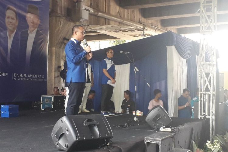 Sekretaris Jenderal PAN Eddy Soeparno memberi sambutan dalam acara HUT ke-21 PAN di kolong tol kawasan Pluit, Jakarta Utara, Jumat (23/8/2019).