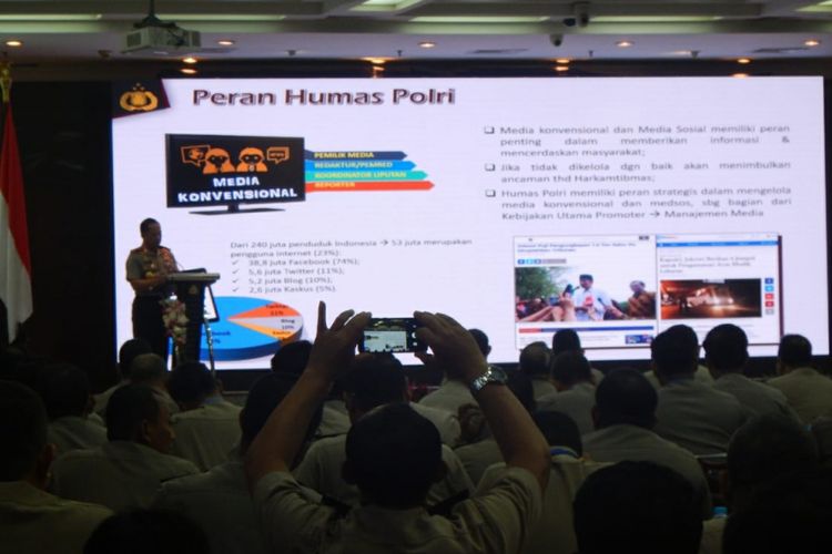 Kapolri Jenderal (Pol) Tito Karnavian saat membuka  Konsolidasi dan Analisis dan Evaluasi Tim Multimedia Humas Polri Tahun 2018 di di Gedung Rupatama Mabes Polri, Jakarta Selatan, Senin (17/12/2018).