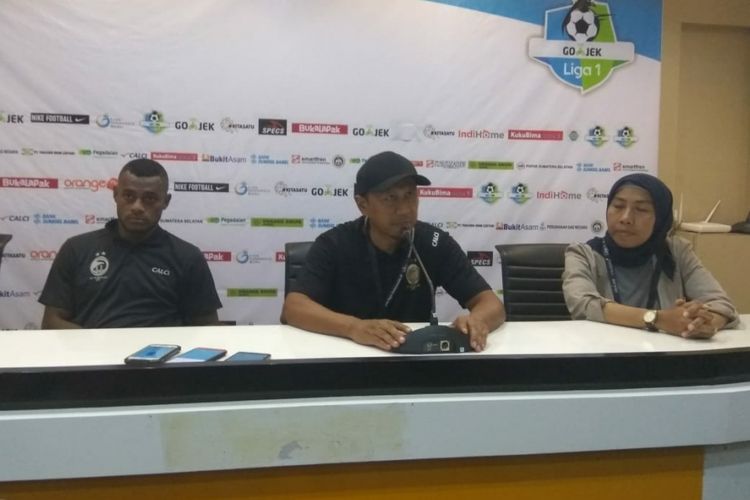 Pelatih Sriwijaya FC Rahmad Darmawan saat memberikan keterangan pers usai melawan PS Tira di stadion Jakabaring, Palembang, Sumatera Selatan, Jumat (6/7/2018)