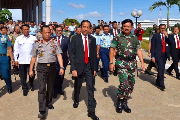 Presiden Joko Widodo didampingi Panglima TNI Marsekal Hadi Tjahjanto dan Kepala Polri Jenderal Tito Karnavian saat Rapim TNI/Polri di Mabes TNI, Cilangkap, Jakarta Timur, Selasa (23/1/2018).