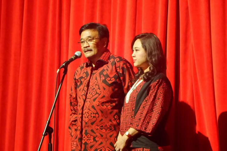 Gubernur DKI Jakarta Djarot Saiful Hidayat dan istri, Happy Farida, menyampaikan sambutan dalam persembahan ketoprak Membangun Kota Raja yang dimainkan para pejabat DKI Jakarta di Gedung Kesenian Jakarta, Jumat (13/10/2017).