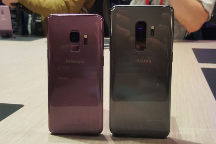 Galaxy S9 (kiri) dan Galaxy S9+ memiliki perbedaan dari sisi ukuran layar, kamera, besar RAM dan memori.