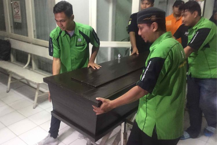 Jenazah CLP, perempuan yang tewas di indekos di Mampang Prapatan, Jakarta Selatan dibawa ke Palembang menggunakan mobil ambulans, Rabu (21/11/2018).