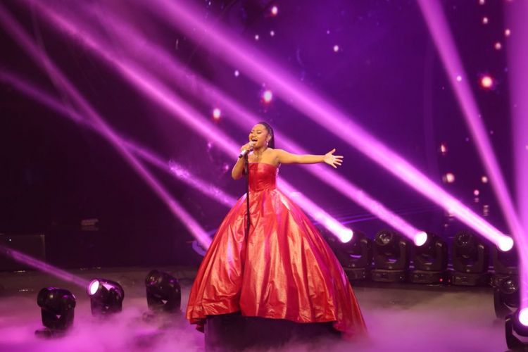 Maria Simorangkir menyanyikan My Heart Will Go On dari penyanyi dunia Celine Dion di grand final Indonesian Idol 2018, di Ecovention Ancol, Jakarta Utara, Senin (16/4/2018).