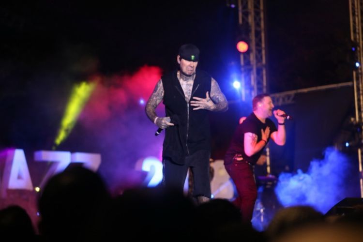 Salah satu personel Boyzone, Shane Lynch, tampil eksentrik di Prambanan Jazz Festival 2018, Minggu (19/8/2018).
