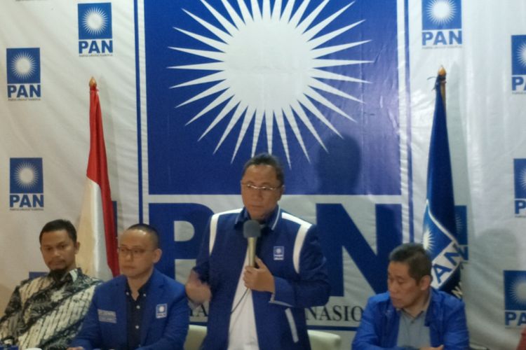 Ketua Umum Partai Amanat Nasional (PAN) Zulkifli Hasan saat memberikan keterangan pers di DPP PAN, Senopati, Jakarta Selatan, Selasa (9/1/2018).