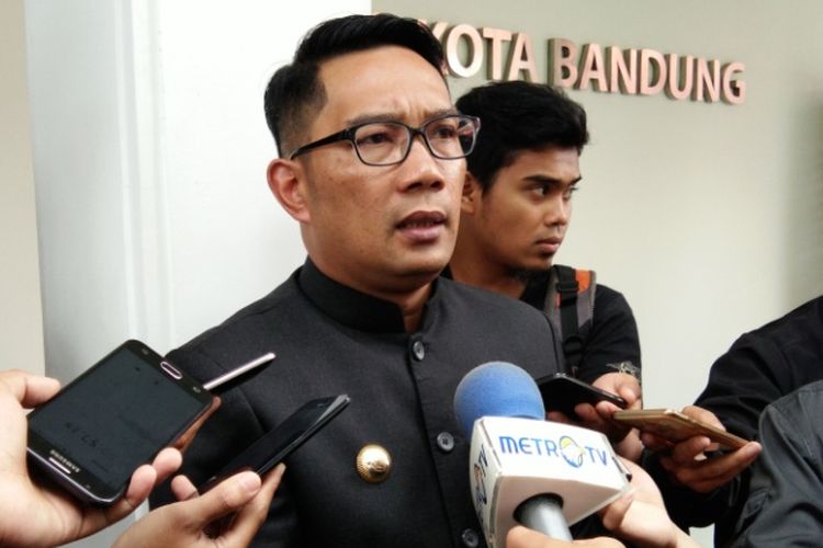 Wali Kota Bandung Ridwan Kamil saat diwawancarai wartawan di Pendopo Kota Bandung, Jalan Dalemkaum, Senin (11/12/2017).
