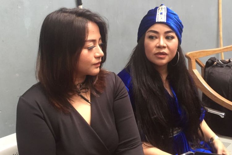 Annisa Bahar (kanan) dan putrinya, Jelita Bahar, dalam wawancara di pelataran Gedung Trans, Mampang, Jakarta Selatan, Rabu (6/6/2018).