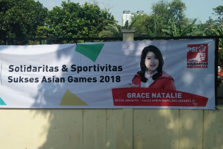 Spanduk bertemakan Asian Games 2018 yang dipasang Partai Solidaritas Indonesia di pagar Kantor Bawaslu DKI Jakarta, Selasa (21/8/2018).
