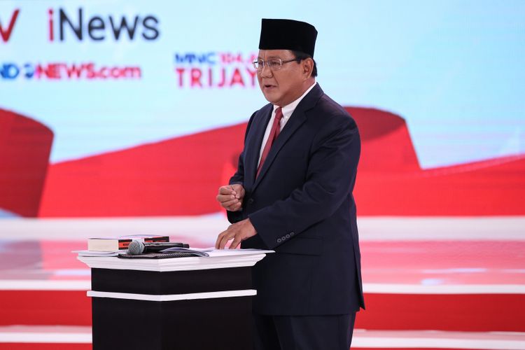 Calon Presiden Nomor Urut 2, Prabowo Subianto menjelaskan visi misinya saat Debat Kedua Calon Presiden di Hotel Sultan, Jakarta, Minggu (17/2/2019).
