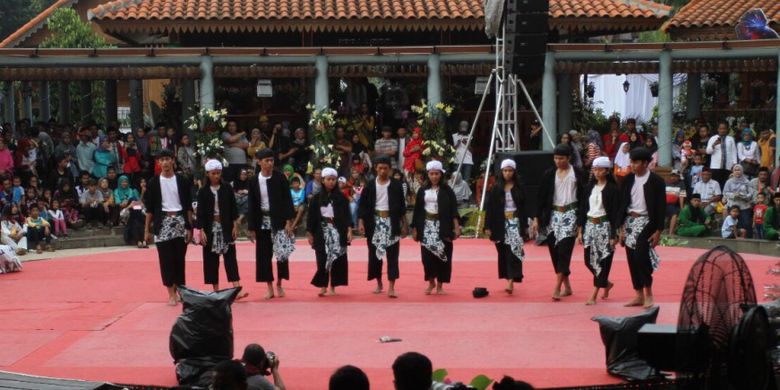 Salah satu pertunjukan kesenian khas betawi yang ditampilkan dalam Festival Lebaran Betawi 2017 di Perkampungan Budaya Betawi, di Setu Babakan, Jagakarsa, Jakarta Selatan, Sabtu (29/7/2017).