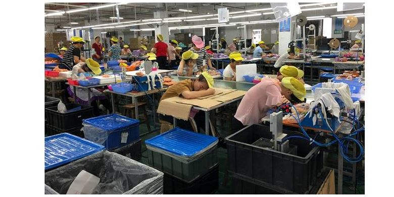 Beberapa pekerja perempuan beristirahat karena merasa kelelahan karena jam kerja yang panjang di pabrik pembuat boneka. Wah Tung di China
