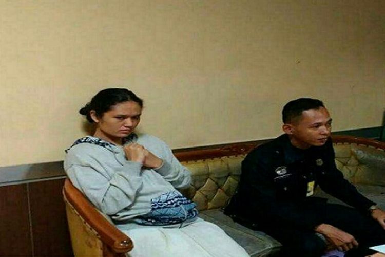 Perempuan linglung yang ditelantarkan di depan ITC Depok saat diamankan di Kantor Tagana Kota Depok, Senin (4/9/2017) malam.