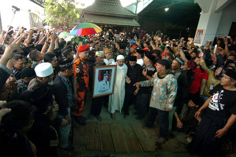 Sejumlah warga ikut mengangkat jenazah Enthus Susmono di halaman rumahnya di Desa Bengle, Kabupaten Tegal, Jawa Tengah, Selasa (15/5/2018). 