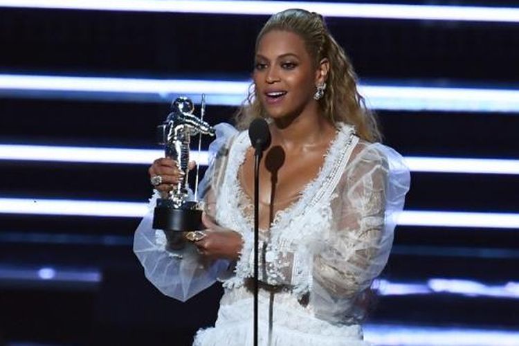 Beyonce menerima penghargaan pada MTV Video Music Award di the Madison Square Garden, New York, Minggu (28/8/2016).