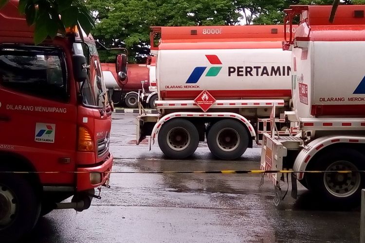 Jejeran truk-truk tanki bahan bakar minyak (BBM) di Terminal Bahan Bahan Bakar Minyak (TBBM) Plumpang Jakarta Utara. PT Pertamina Patra Niaga melatih para awak mobil tanki (AMT) tentang keselamatan berkendara. Program CSR ini untuk menekan angka insiden kecelakaan di jalan raya.  
