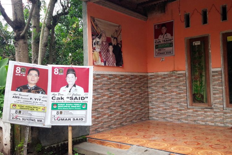 Salah satu alat peraga kampanye (APK) milik Umar Said yang terpasang di depan rumahnya. Melalui gerbong Partai Keadilan Sejahtera (PKS), penjahit ini maju dalam Pileg 2019 sebagai Caleg di Dapil 3 Kabupaten Jombang.