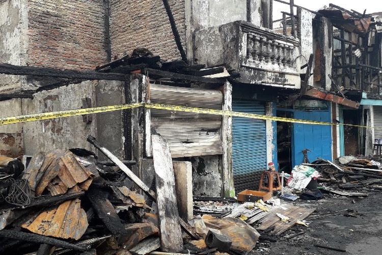 Rumah-rumah yang menjadi korban kebakaran di Jalan Tomang Raya, RT 002/RW 015, Tomang, Grogol Petamburan, Jakarta Barat pada Senin (21/1/2019) diamankan polisi dengan ditandai garis polisi.