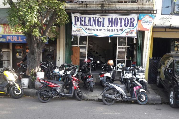 Diler motor bekas Pelangi motor yang berlokasi di bilangan Jalan Basuki Rahmat, Jatinegara, Kampung Melayu, Jakarta Timur.