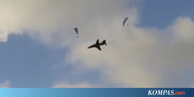 Empat Penerjun Payung Nyaris Tertabrak Pesawat Jet