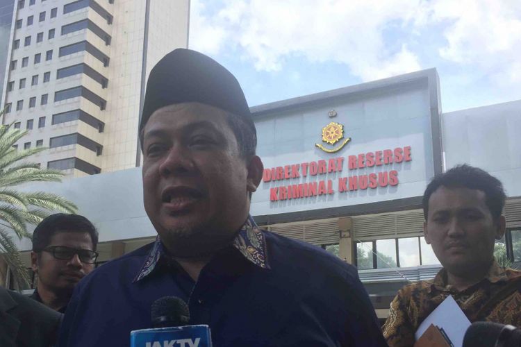 Wakil Ketua DPR RI Fahri Hamzah diperiksa selama tiga jam oleh Direskrimsus Polda Metro Jaya terkait laporannya terhadap Presiden Partai Keadilan Sejahtera (PKS) Sohibul Iman, di Mapolda Metro Jaya, Senin (19/3/2018). 