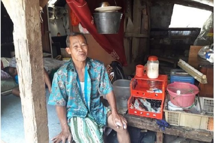 Abah Yoyo yang tinggal di bekas kandang kambing, di Kampung Cigagak, Kelurahan Cipadung, Kecamatan Cibiru, Kota Bandung, Senin (4/9/2017). 
