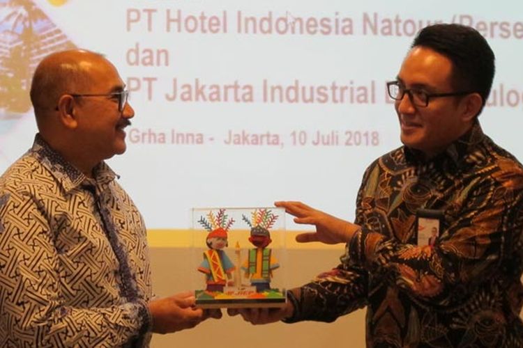 Penandatanganan Kerja Sama Pendayagunaan dan Pengembangan Lahan di Kawasan Industri Pulogadung oleh Direktur Utama PT Hotel Indonesia Natour, Iswandi Said (kiri) dan Direktur Utama Jakarta Industrial Estate Pulogadung, Landi Rizaldi (kanan) di Graha Inna, Jakarta, Selasa (10/7/2018).